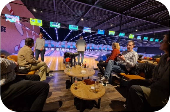 Overzichtsfoto bowlingbaan gezellig samenzijn